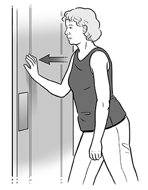 Mujer empujando una puerta.